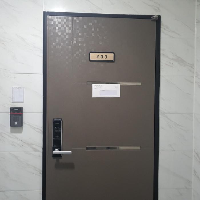 203호 세대출입문 전경
