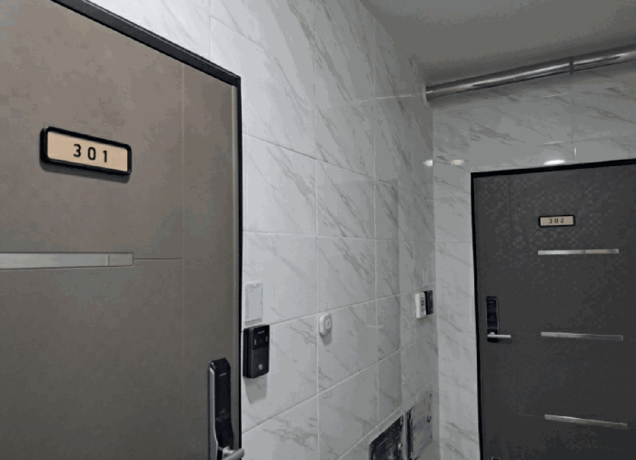 기호(2) 3층 301호, 302호 출입구