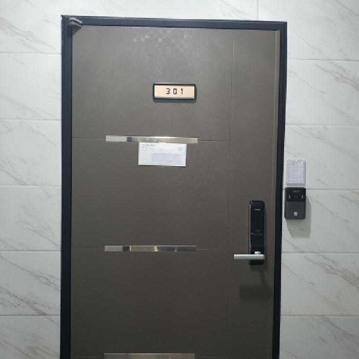 301호 세대출입문 전경