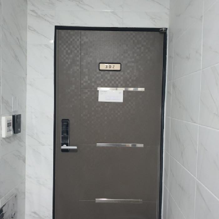 302호 세대출입문 전경