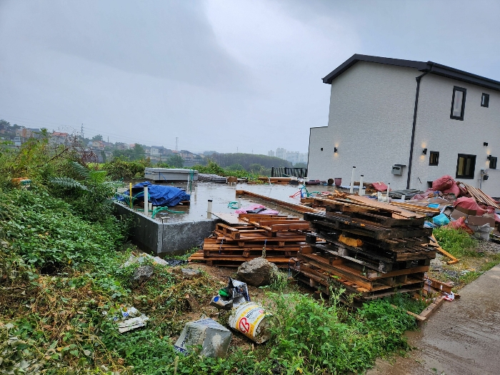 제시외물건(ㄴ) 전경(북서측에서 촬영)