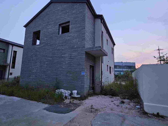 제시 목록 9  및  위 지상 제시외 건물  