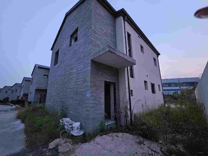 제시 목록 9  및  위 지상 제시외 건물  