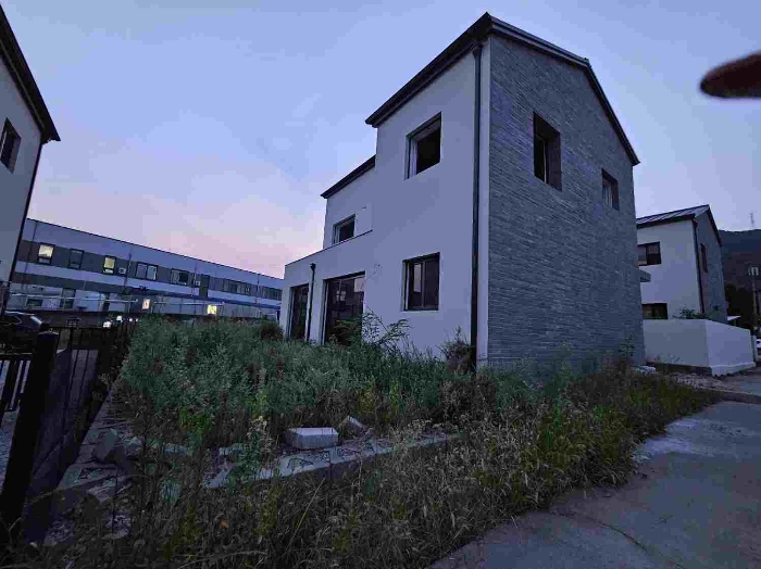 제시 목록 9  및  위 지상 제시외 건물  