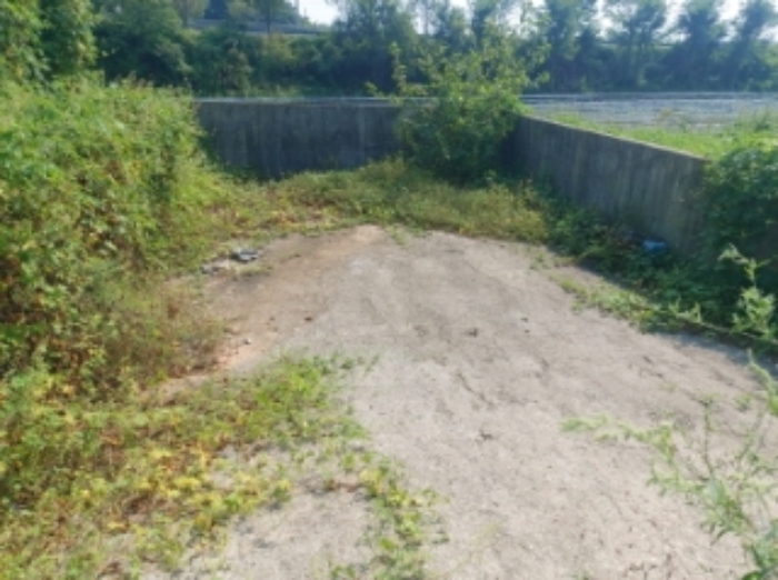 저수조로 보이는 바닥 구조물