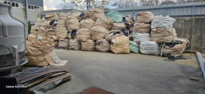 폐기물로 보이는 물건