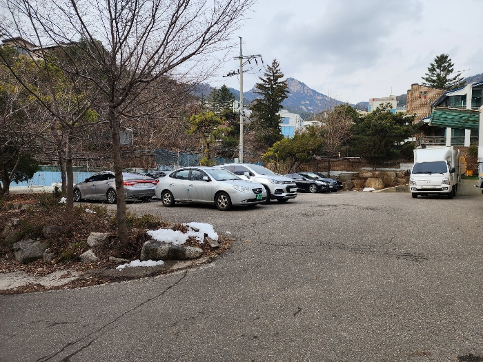 대상토지 서측 주차장 전경