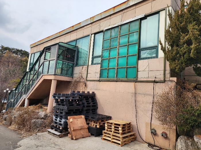 1층 사무실 출입 계단