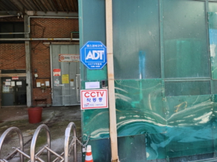 공장 외부 출입문(안내문 부착)