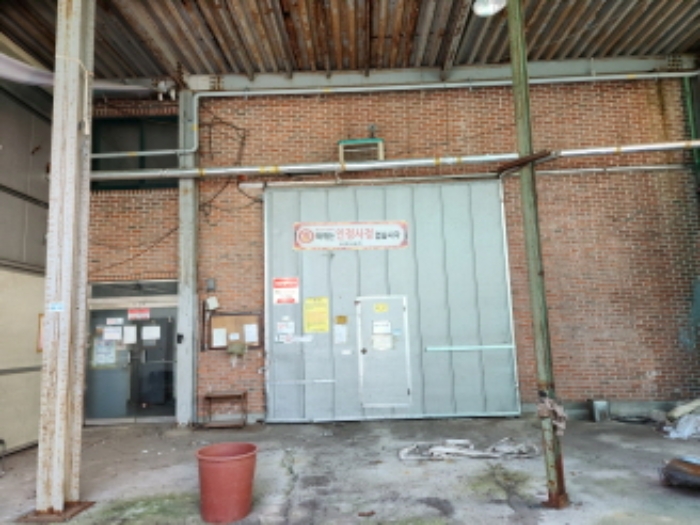 공장 내부 출입문