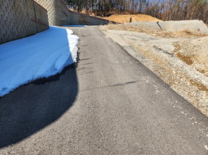 목록1 토지 전경(일부 도로로 이용중인 모습)