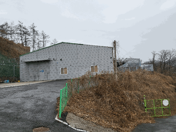 일련번호(2) 및 제시외 건물(ㄱ, ㄴ) 전경