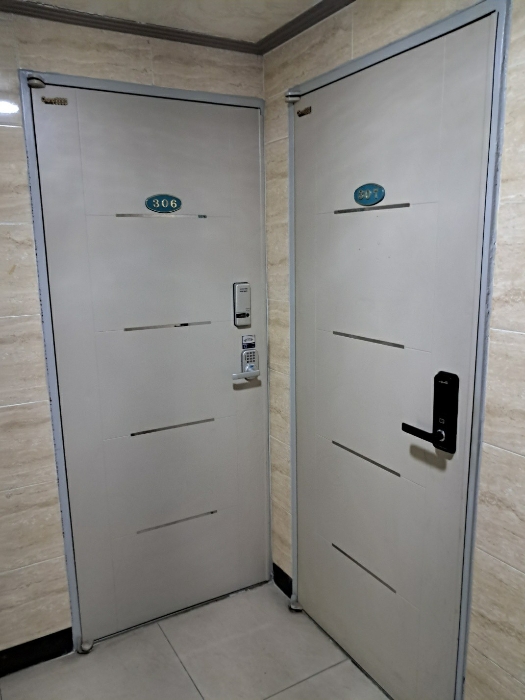 그린엠빌딩 3층 306호 및 307호 출입구