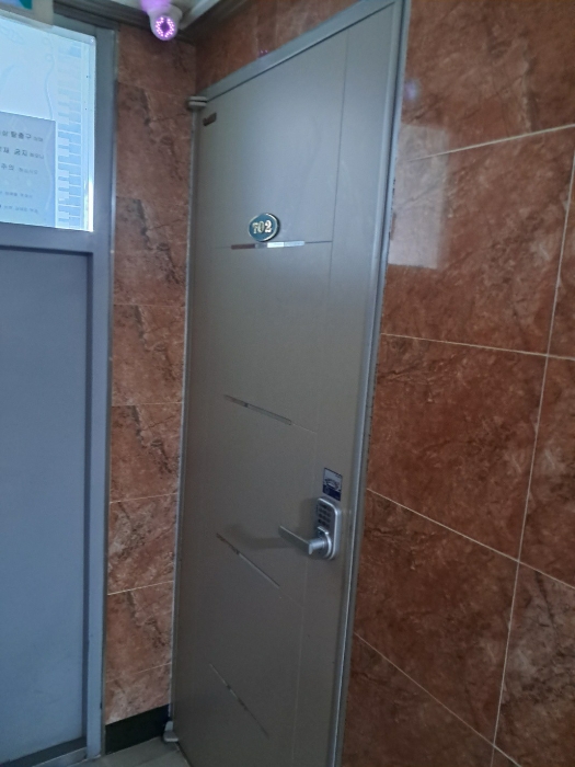 그린엠빌딩 7층 702호 출입구