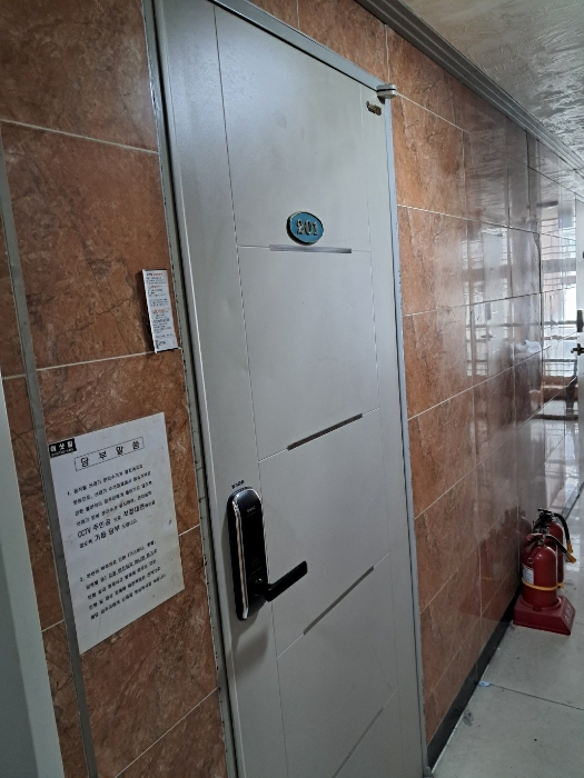 그린엠빌딩 2층 201호 출입구