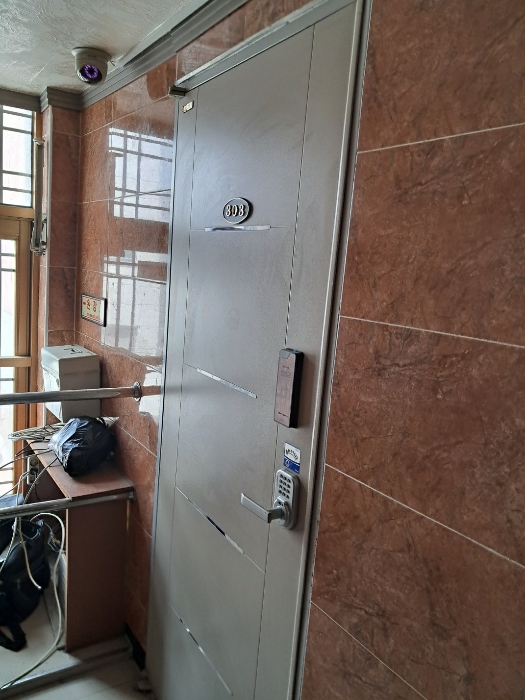 그린엠빌딩 3층 303호 출입구