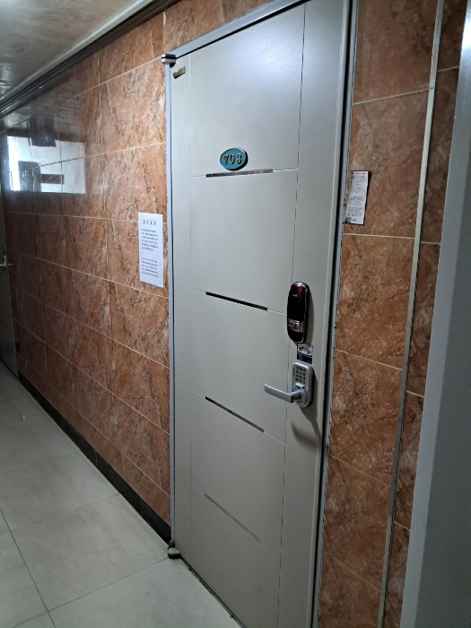 그린엠빌딩 7층 703호 출입구