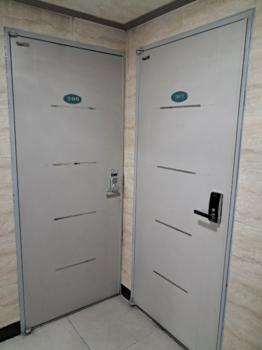 그린엠빌딩 2층 206호 및 207호 출입구