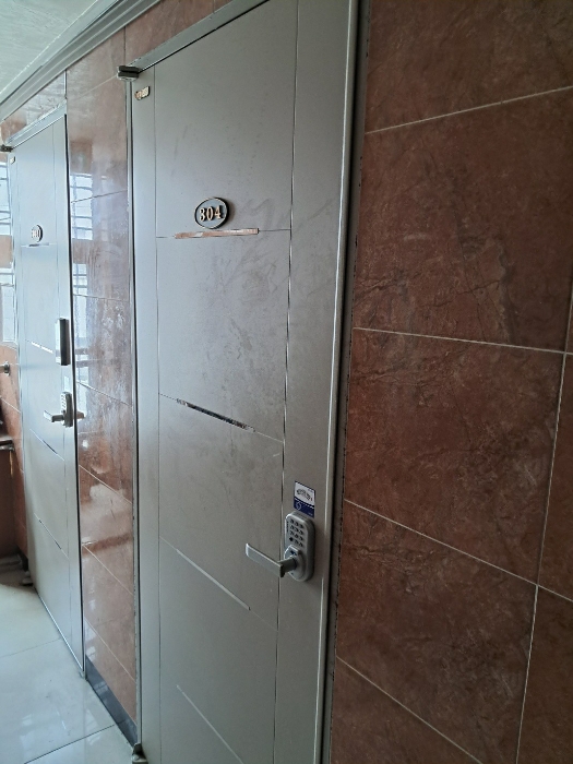 그린엠빌딩 3층 304호 출입구