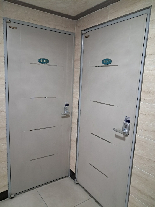 그린엠빌딩 4층 406호 및 407호 출입구