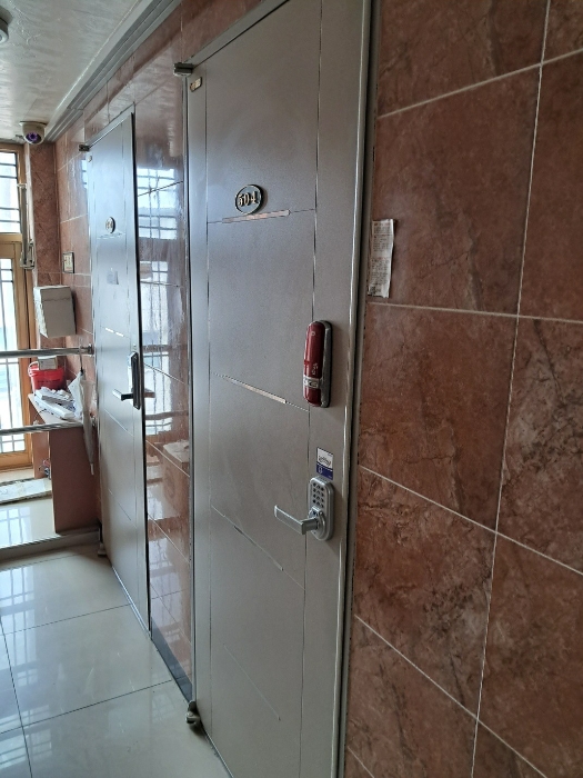 그린엠빌딩 5층 504호 출입구