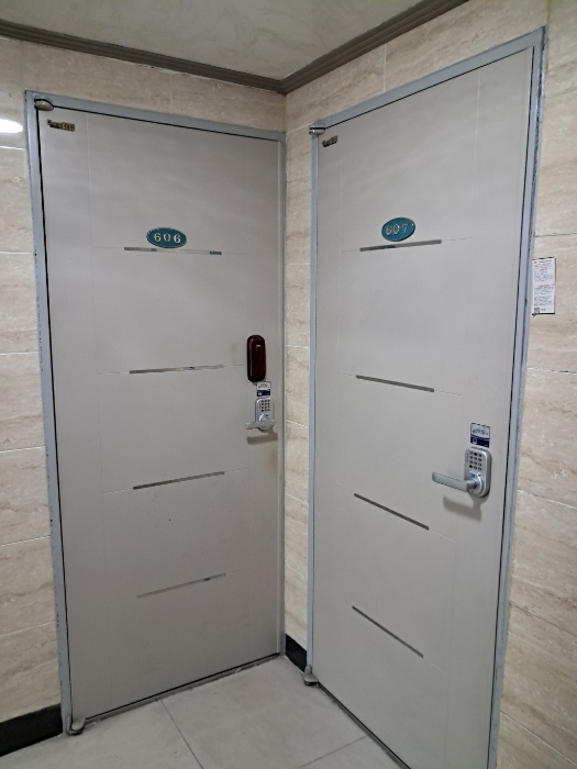 그린엠빌딩 6층 606호 및 607호 출입구