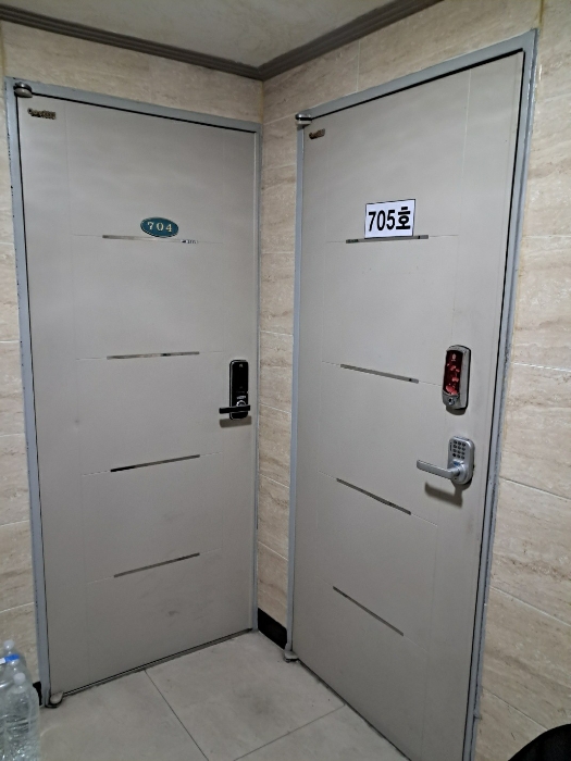 그린엠빌딩 7층 704호 및 705호 출입구