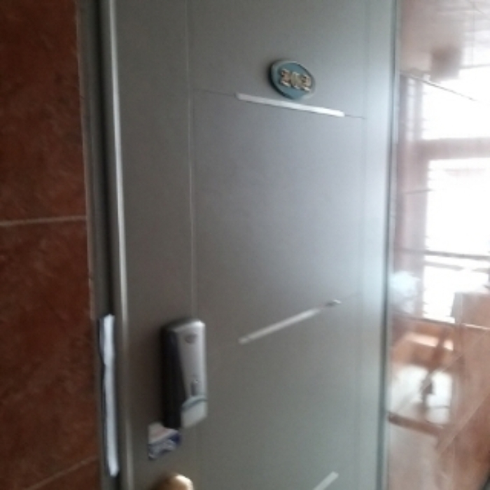 세대 출입문(202호)