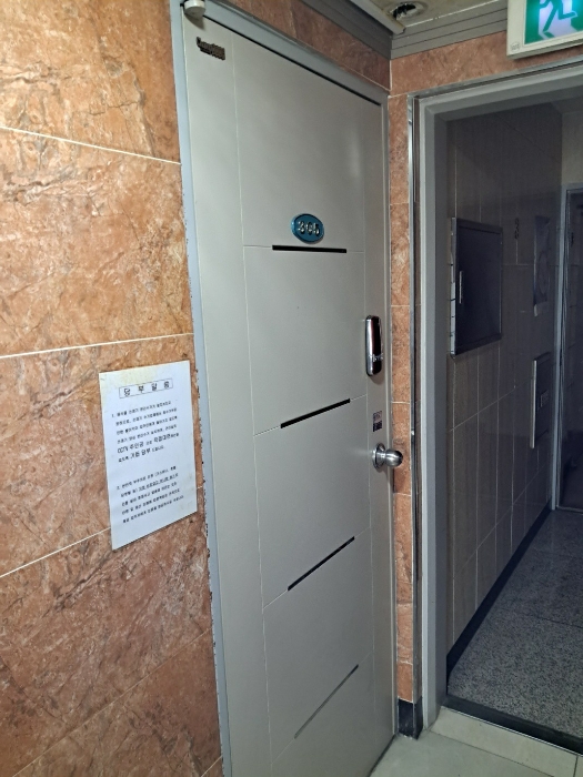 그린엠빌딩 3층 305호 출입구