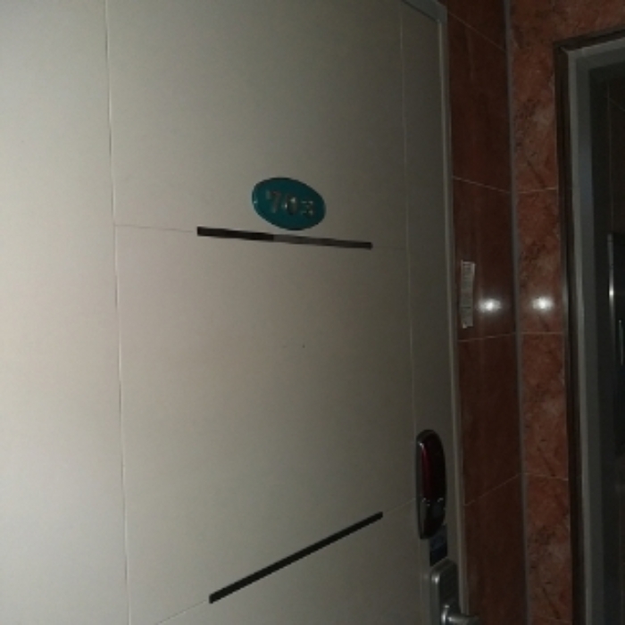 세대 출입문(703호)