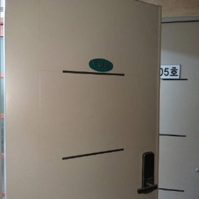 세대 출입문(704호)