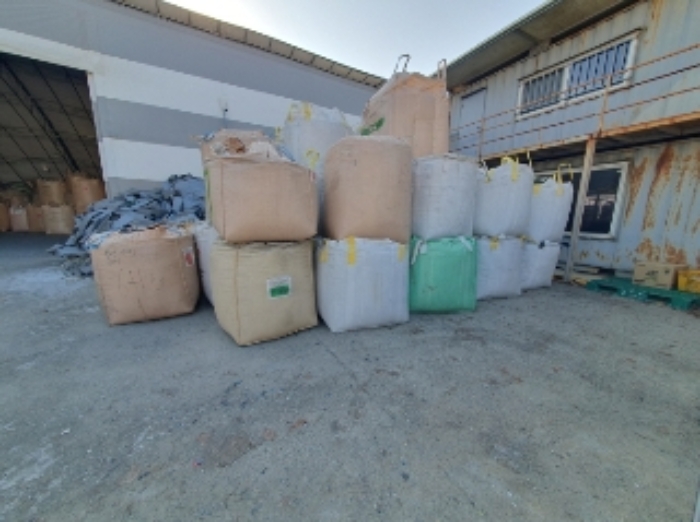 건물 앞 적치물 현황2