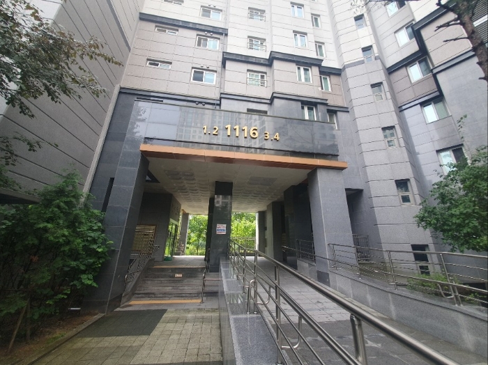 본건 출입구 전경 