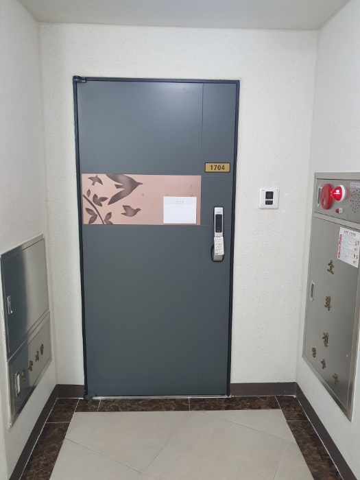 본건 출입문 전경 