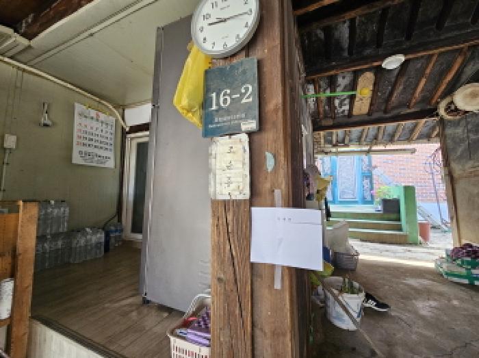 목록2.앞쪽 건물 출입통로(안내문 부착)