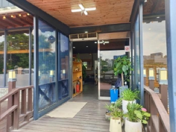 상가 출입문 전경