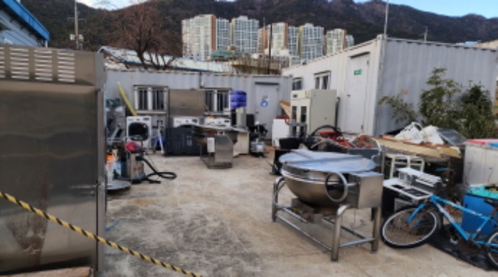 부동산의 표시 1. 지상에 소재하는 제시외 컨테이너박스 2동 및 기계기구.