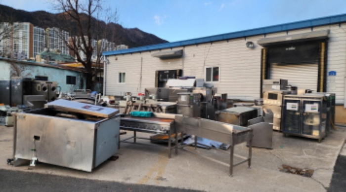부동산의 표시 1, 2 지상에 소재하는 제시외 기계기구.
