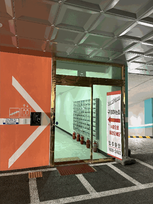 본건 1층 출입문