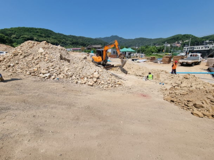 옆토지 공사하는 현장