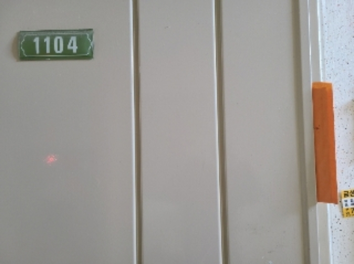 1104호 출입문