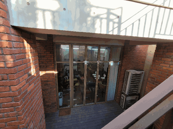 지하1층 출입문