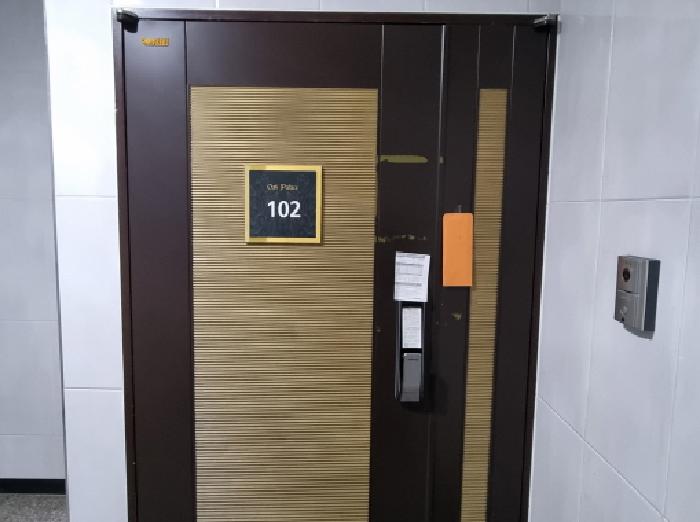 102호 출입문