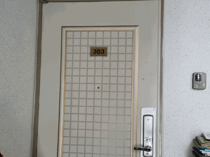 본건 303호 현관(외부) 현황