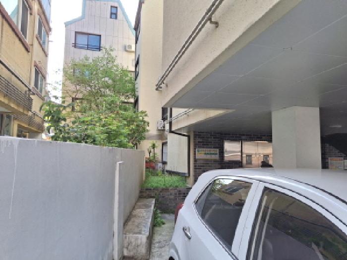 건물 좌측 모습