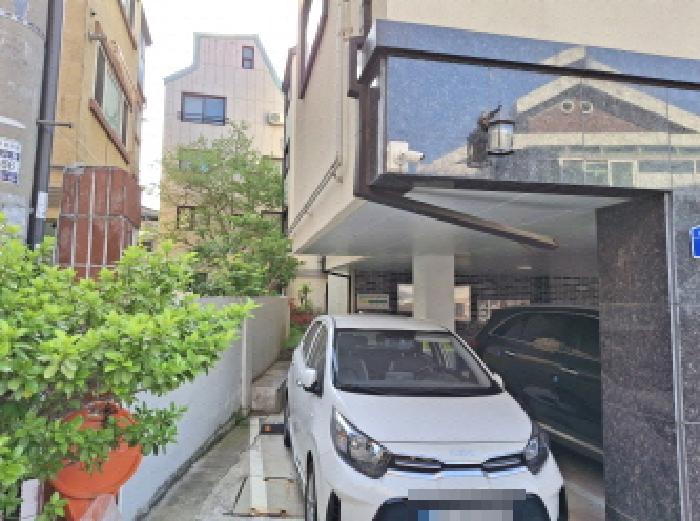 건물 우측 모습