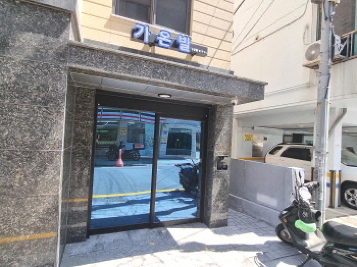 건물명 표시 및 공동 출입구 모습