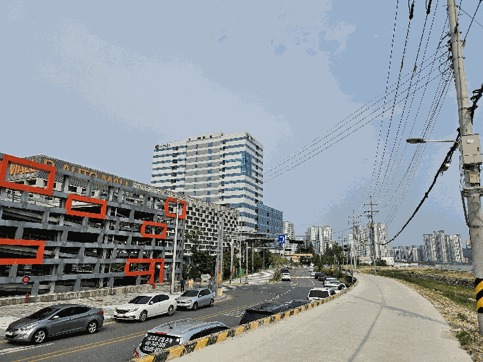 본 건물 서측인