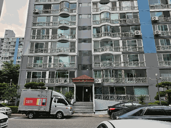 본 라인 1층 현관 앞에서 촬영