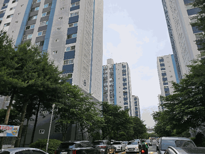 본건 북서측 앞에서 촬영